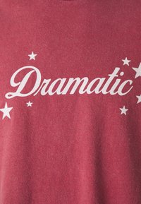 BDG Urban Outfitters DRAMATIC TEE UNISEX - Μπλουζάκι με στάμπα - washed red