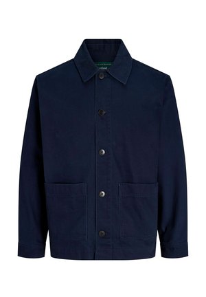 Dunkelblaue Baumwolljacke mit Kragen, vorderer Knopfleiste und zwei Taschen. Flache Textur, lässiges Design und lange Ärmel.