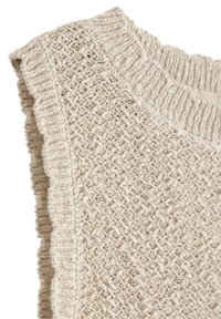 Sweter dziany w jasnym beżu z teksturowanym wzorem. Posiada ryflowany dekolt oraz falbaniasty brzeg na ramionach.