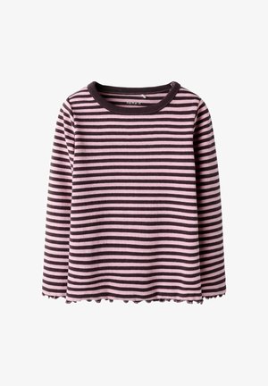 Dziecięca koszulka z długim rękawem z poziomymi różowymi i ciemnobrązowymi paskami oraz falbanką na dole, na białym tle.