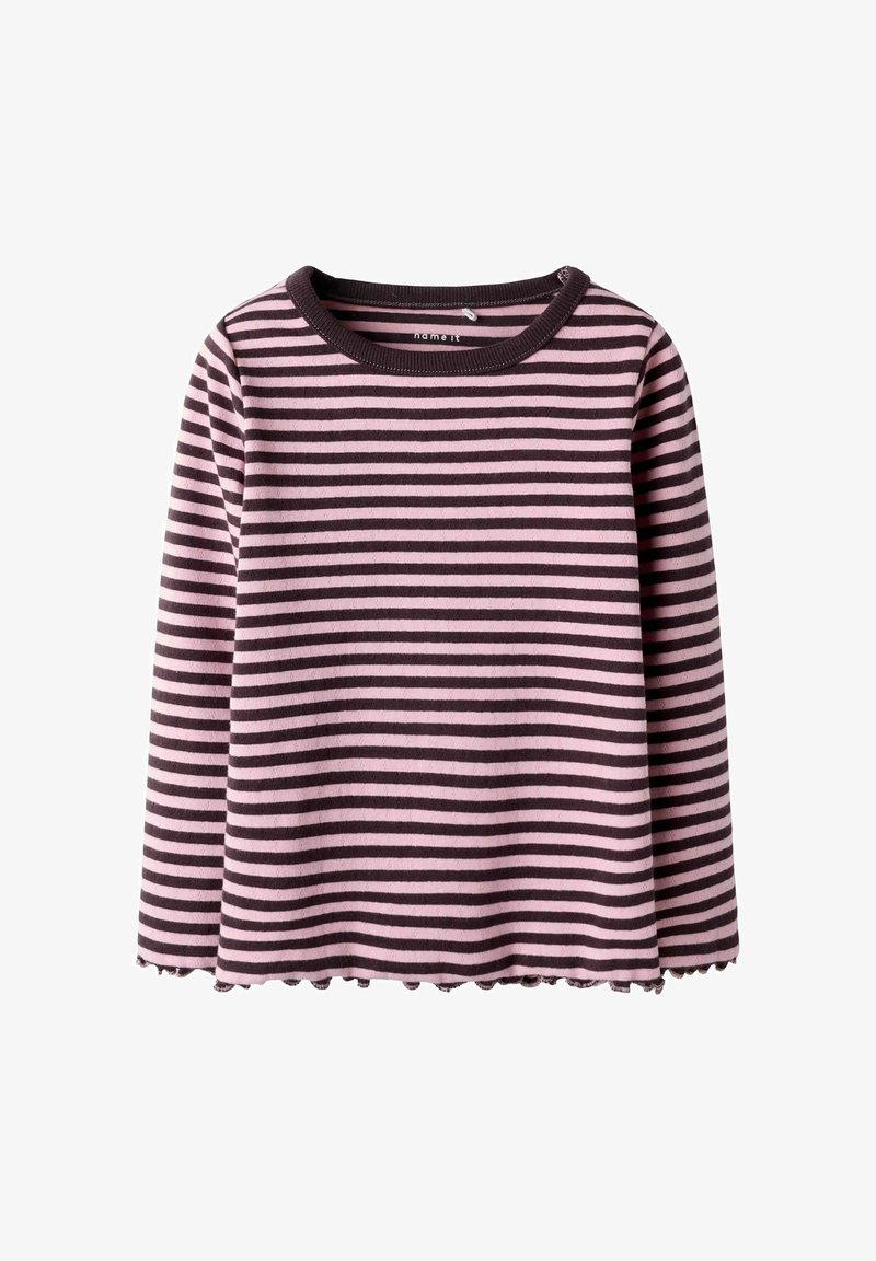 Camisa infantil de manga larga con rayas horizontales en rosa y marrón oscuro, y detalle de volante en el dobladillo sobre un fondo blanco.