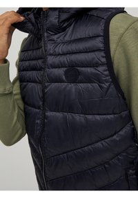 Jack & Jones Junior JJEHERO BODYWARMER HOOD - Väst - black