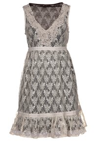 Pitkä pitsimekko, jossa on V-aukko ja ilman hihoja. Mekko on koristeltu herkillä kermansävyisillä kukkakuoseilla harmaalla taustalla ja siinä on röyhelöreuna.