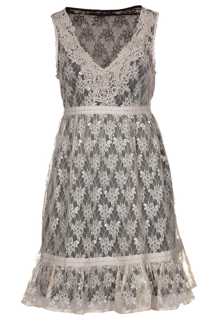 Pitkä pitsimekko, jossa on V-aukko ja ilman hihoja. Mekko on koristeltu herkillä kermansävyisillä kukkakuoseilla harmaalla taustalla ja siinä on röyhelöreuna.