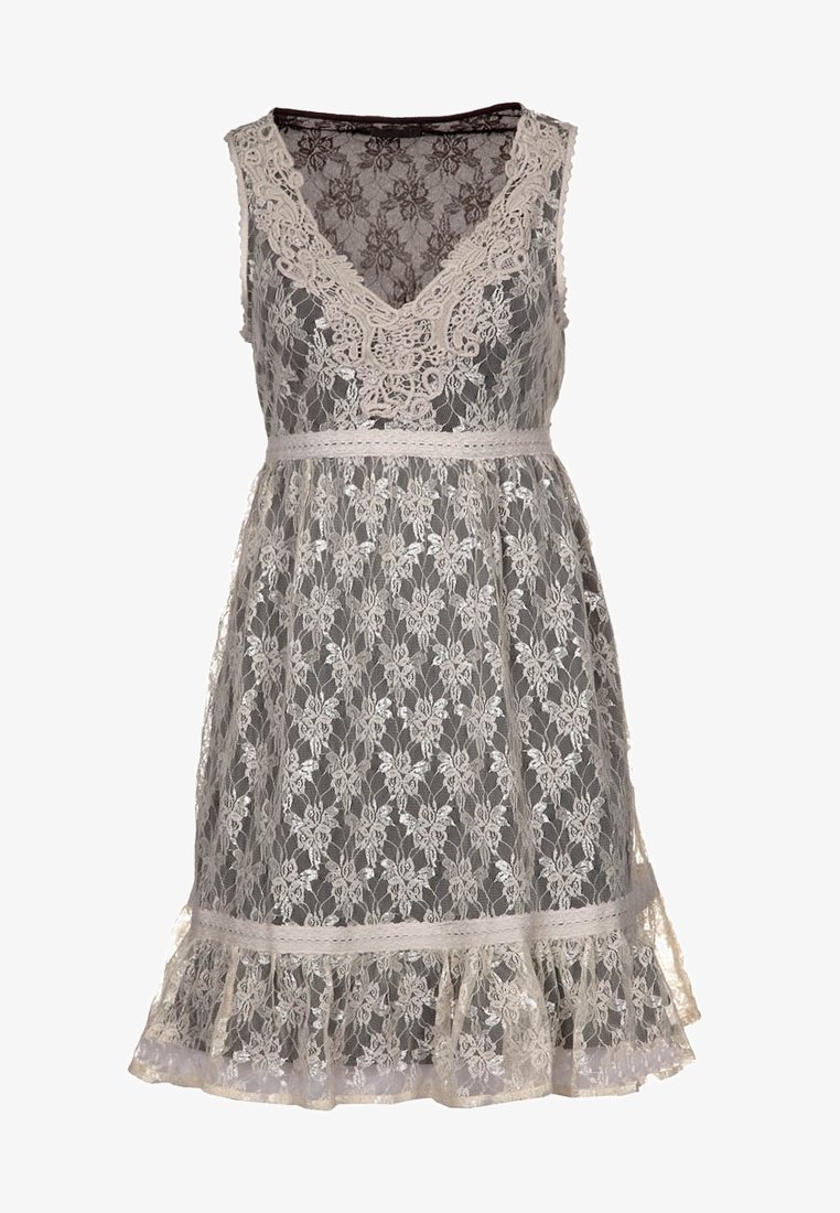 Pitkä pitsimekko, jossa on V-aukko ja ilman hihoja. Mekko on koristeltu herkillä kermansävyisillä kukkakuoseilla harmaalla taustalla ja siinä on röyhelöreuna.