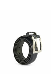 Czarny skórzany pasek z błyszczącą srebrną klamrą, charakteryzujący się gładką fakturą i wieloma otworami do regulacji rozmiaru.
