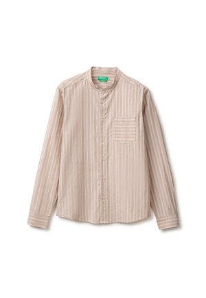Camisa beige de manga larga con rayas verticales blancas, cuello mandarín, cierre de botones en la parte delantera y un bolsillo a rayas en el pecho, en el lado izquierdo.
