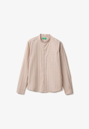 Camicia beige a maniche lunghe con righe verticali bianche, colletto alla coreana, chiusura con bottoni frontale e taschino a righe sul lato sinistro del petto.
