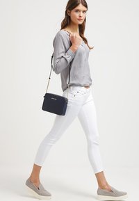 MICHAEL Michael Kors JET SET TRAVEL CROSSBODY - Skulderveske - navy