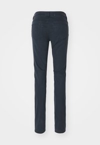 Mörkblå jeans med slim fit, med en standard midja, två bakfickor och subtil sömdekoration. Slät textur, enkel design.