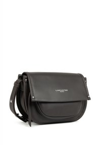 Borsa a tracolla in pelle marrone con chiusura a patta, hardware in argento e logo del marchio impresso. Presenta una texture lucida e cuciture tono su tono.