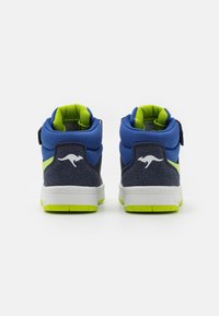 Blaue und dunkelgraue High-Top-Sneaker mit limonengrünen Akzenten und einem weißen Logo. Verfügt über einen Klettverschluss und einen gepolsterten Kragen für zusätzlichen Halt.