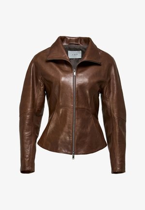 Bruine leren jas met voorrits, hoge kraag en taillentailleering, afgebeeld op een witte achtergrond.