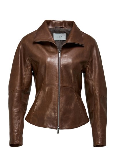 Brun læderjakke med frontlynlås, høj krave og figursyet taljedetalje mod hvid baggrund.