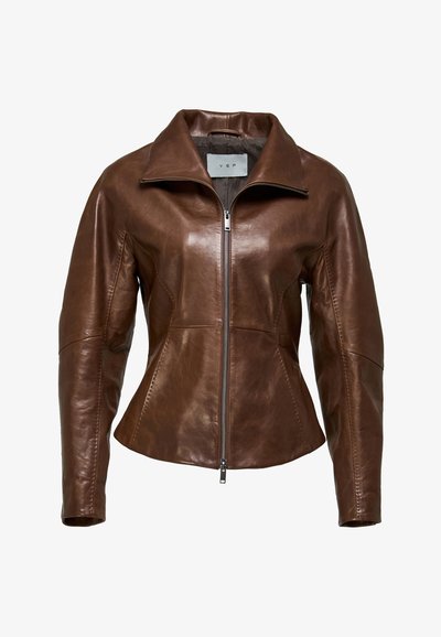 Brun læderjakke med frontlynlås, høj krave og figursyet taljedetalje mod hvid baggrund.