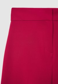 Pantaloni fucsia con una texture liscia, dotati di una cintura piatta e una tasca laterale discreta. Taglio sartoriale per una vestibilità migliorata.