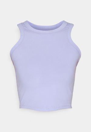 Svetlofialová bezrukávová crop topka vyrobená z elastického materiálu. Má zaoblený výstrih a hladké, bezšvové okraje.