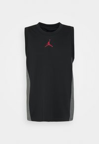Černý bezrukávový sportovní top s červeným logem Jumpman, s šedými strukturovanými bočními panely a kulatým výstřihem. Vyrobeno z lehkého materiálu.