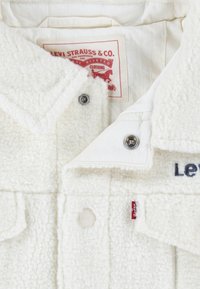 Levi's® BOXY FIT TRUCKER - Flisinė striukė - egret