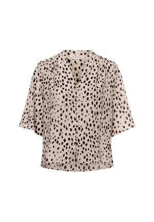 Lyse beige skjortebluse med sorte uregelmæssige leopardpletter, korte brede ærmer og V-hals krave.