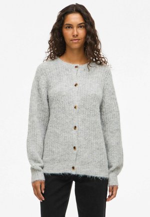 Gilet en tricot gris avec un col rond, des boutons en bois et des manches ballon. La texture semble douce et légèrement duveteuse.