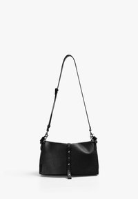 Bolso de hombro de cuero negro con una superficie texturizada, forma rectangular, correa ajustable y acentos de remaches metálicos en la parte frontal.