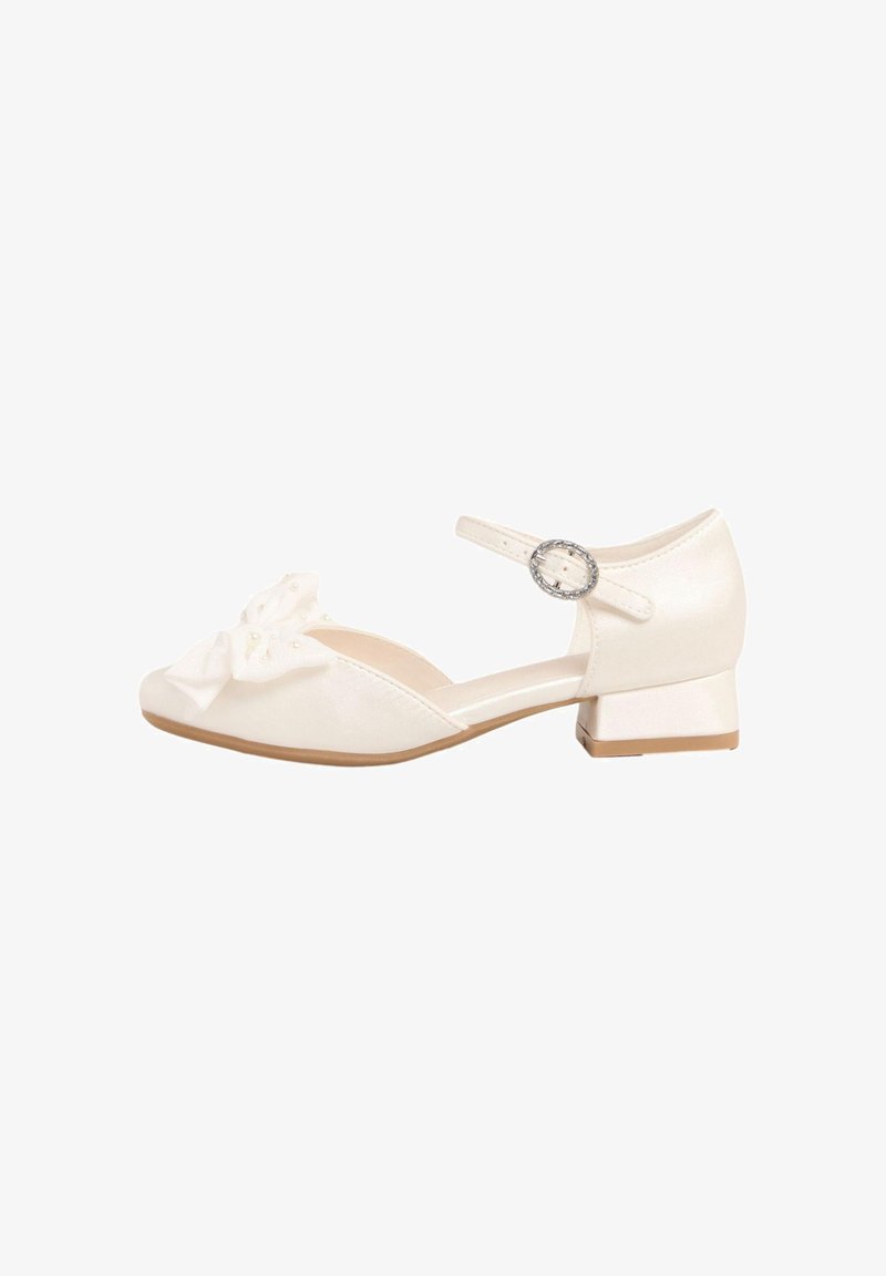 Valge madala kontsaga Mary Jane’i jalanõu, pahlu rihmaga, dekoratiivse väikeste helmestega lipsuga varbakohal ning hõbedase pannalaga rihmal.