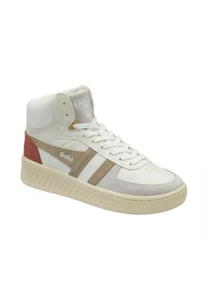 Baskets montantes en cuir blanc et daim beige avec une touche de rose. Matériaux texturés et semelle striée. Logo visible sur le côté.