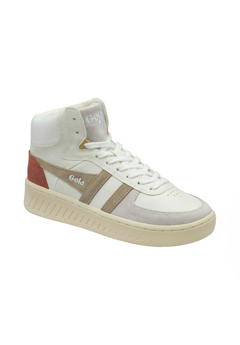 Baskets montantes en cuir blanc et daim beige avec une touche de rose. Matériaux texturés et semelle striée. Logo visible sur le côté.