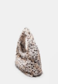 Faux kožená kabelka v béžové barvě s tmavými leopardími skvrnami, se soft texturou a unikátním trojúhelníkovým tvarem. Rukojeti se dokonale začleňují do designu.