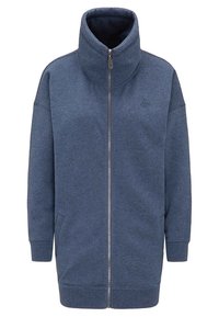 Giacca lunga con zip in tessuto blu scuro, colletto alto, tasche laterali e una texture morbida, caratterizzata da un branding minimale sul petto.