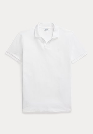 Hvid polo t-shirt med korte ærmer, krave og diskret logo broderi på brystet, vist på en ensfarvet lys baggrund.