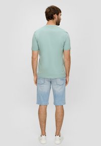 s.Oliver MIT GROSSEM LABEL - T-shirt print - salbeigrün
