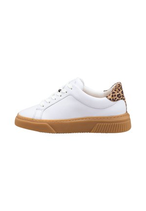 Weißer Sneaker mit einer strukturierten, tanfarbenen Gummisohle. Verfügt über ein Schnürdesign und einen Leopardenmuster-Akzent an der Ferse. Glatte Stoff-Oberfläche.