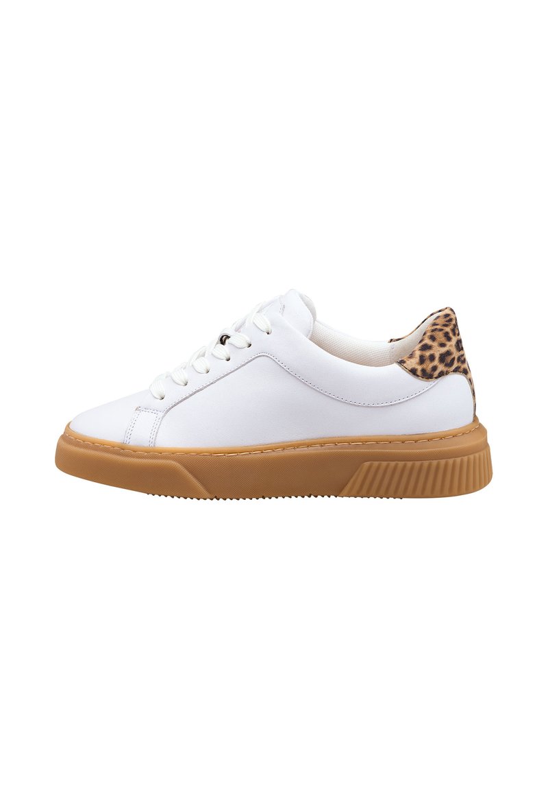 Weißer Sneaker mit einer strukturierten, tanfarbenen Gummisohle. Verfügt über ein Schnürdesign und einen Leopardenmuster-Akzent an der Ferse. Glatte Stoff-Oberfläche.