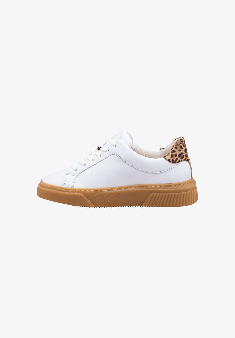 Weißer Sneaker mit einer strukturierten, tanfarbenen Gummisohle. Verfügt über ein Schnürdesign und einen Leopardenmuster-Akzent an der Ferse. Glatte Stoff-Oberfläche.