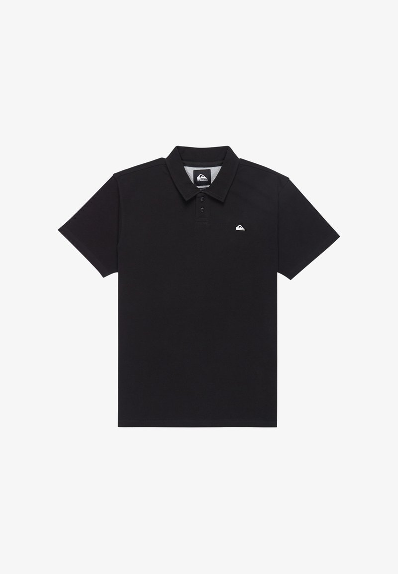 Černé polo tričko s límečkem, zapínáním na tři knoflíky a malým bílým logem na levé straně hrudi. Krátké rukávy, bavlněný materiál.