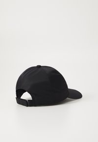Svart tekstil baseballcap med buet skjerm, justerbar stropp bak og en glatt tekstur. Sømdetaljer synlige på sidene.
