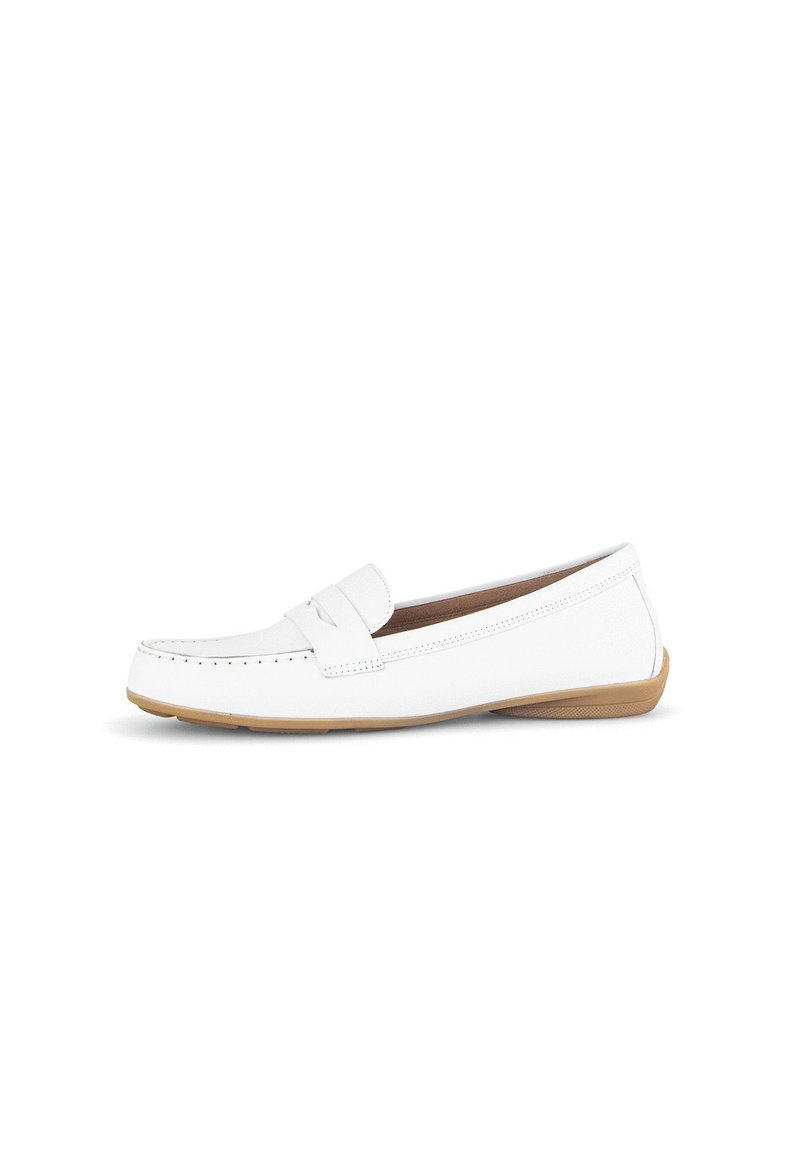 Mocassins en cuir blanc avec un design de couture sur le bout, un accent de sangle latérale et une semelle en caoutchouc beige à texture lisse.