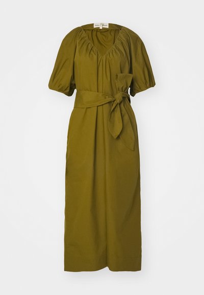 Ελιά πράσινο φόρεμα με βαθύ λαιμό, κοντά φουσκωτά μανίκια, ζώνη στη μέση και ρέουσα σιλουέτα, φτιαγμένο από μαλακό ύφασμα.