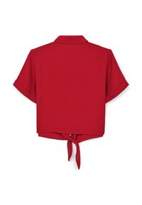 Polo shirt rosso a maniche corte con colletto, caratterizzato da un dettaglio di cravatta annodata sul retro e tessuto liscio e strutturato.