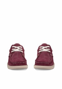 Paire de chaussures décontractées en daim bordeaux avec des lacets blancs et des semelles beiges, vues de face sur fond blanc.