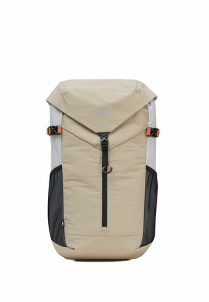 Mochila rectangular beige con solapa plegable, bolsillo delantero con cremallera, bolsillos laterales de malla negra y correas con hebillas naranjas sobre fondo blanco.