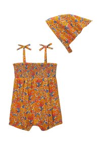 Ensemble de combishort floral avec chapeau assorti ; corsage froncé à bretelles fines, couleurs vives orange, jaune et bleue sur un tissu léger.