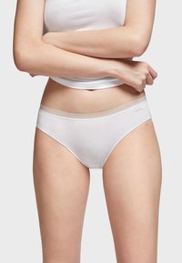 Witte katoenen damspanties met een gladde textuur, voorzien van een scalloped rand op de tailleband en een logo-label aan de zijkant.