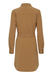 Robe-chemise à manches longues couleur beige avec ceinture à la taille, poignets boutonnés et col, vue de dos sur fond blanc.