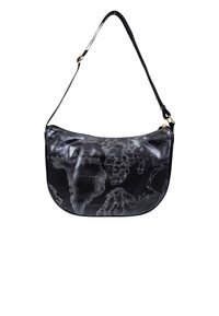 Borsa a spalla in pelle nera con forma curva, tracolla regolabile e design inciso di una mappa del mondo in tonalità di grigio.