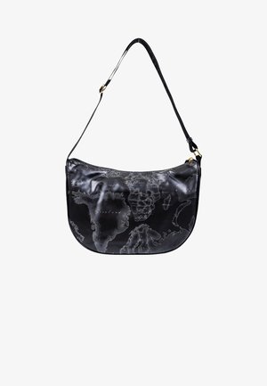 Borsa a spalla in pelle nera con forma curva, tracolla regolabile e design inciso di una mappa del mondo in tonalità di grigio.
