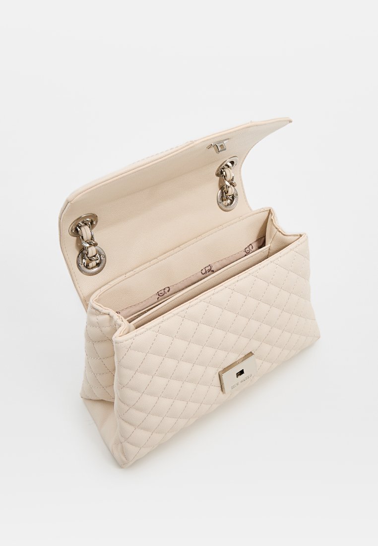 Borsa a tracolla beige trapuntata realizzata in materiale sintetico; presenta una chiusura superiore, un compartimento interno e un discreto dettaglio del marchio in metallo.