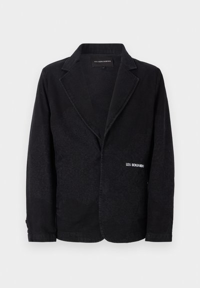 Blazer noir avec une texture à motifs subtils, revers crantés, fermeture à un bouton et accent de logo sur la poche gauche de la poitrine.